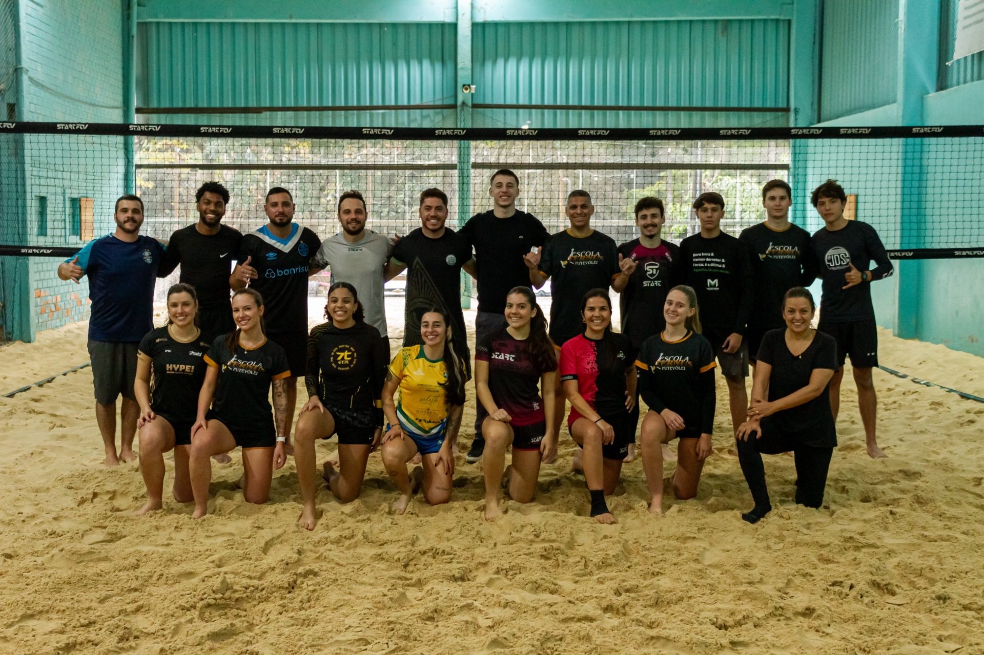 Alunos da TERNUS Futevôlei reunidos na quadra de areia
