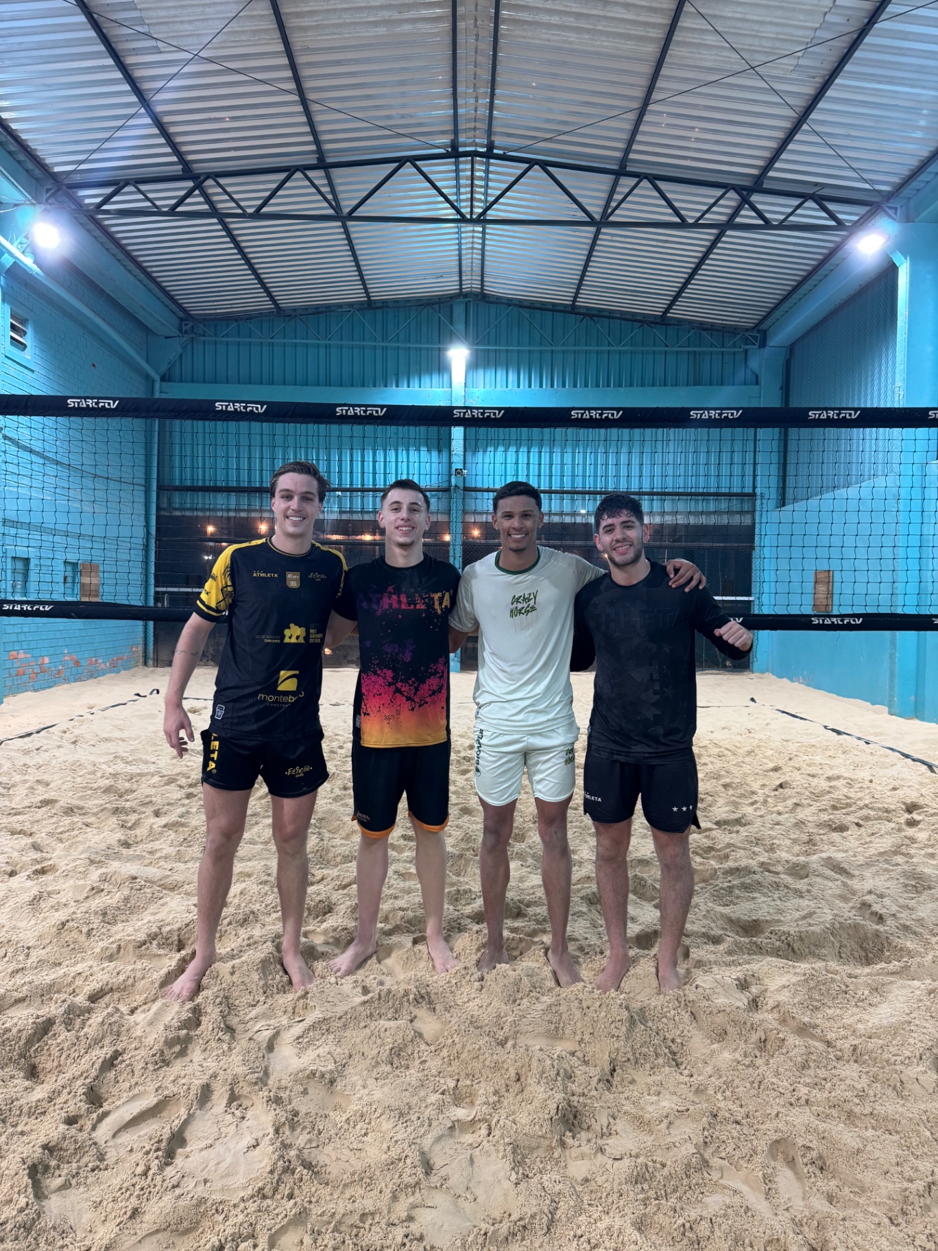 Atletas TERNUS na quadra de areia